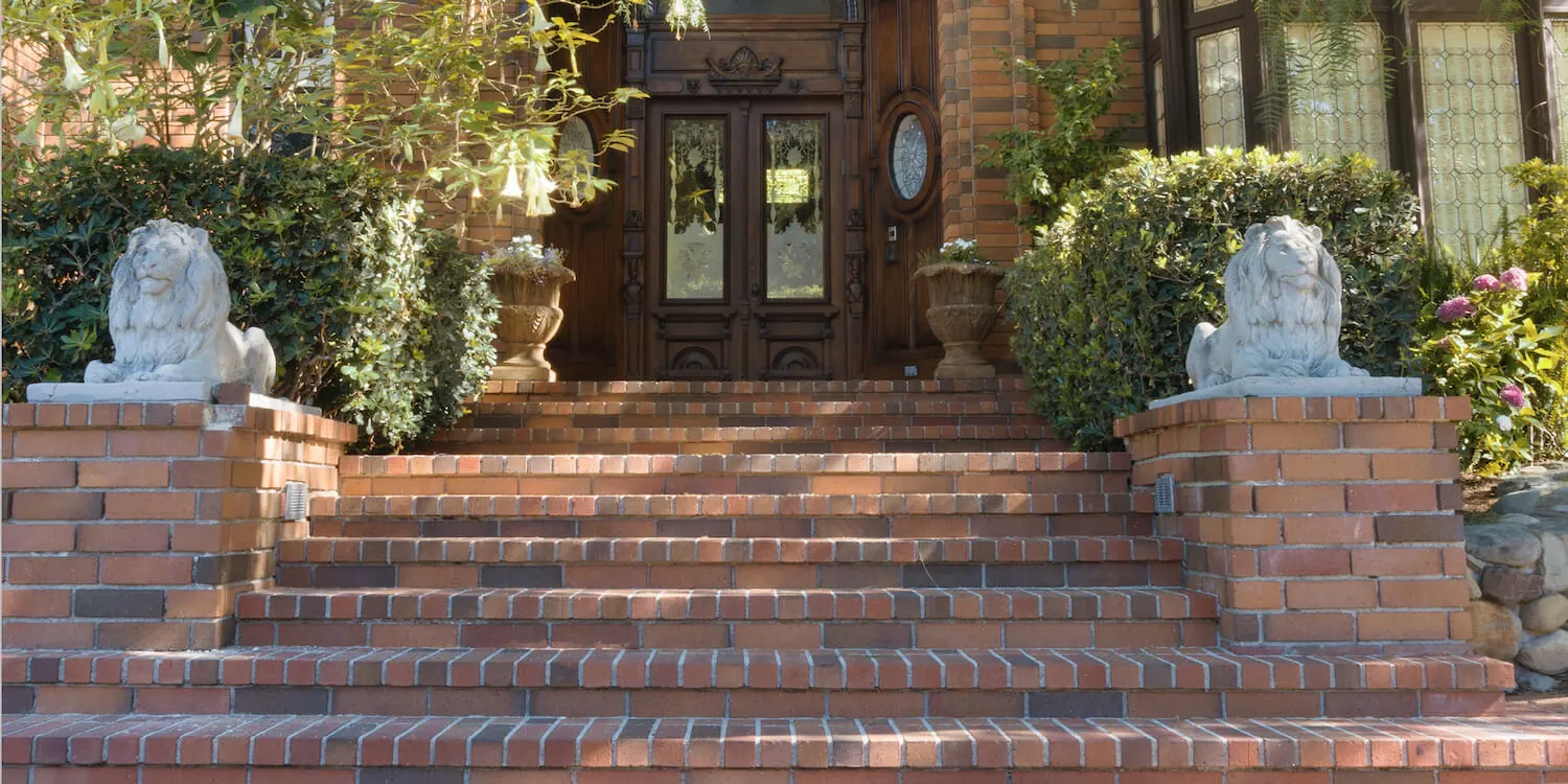 Traditional landscape design by Pacific Outdoor Living