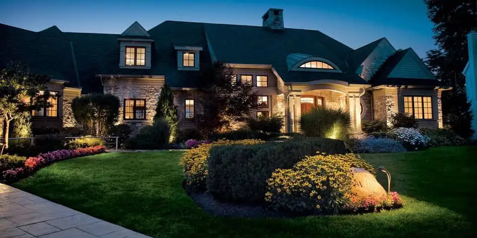 Energy-efficient LED landscape lighting fixtures